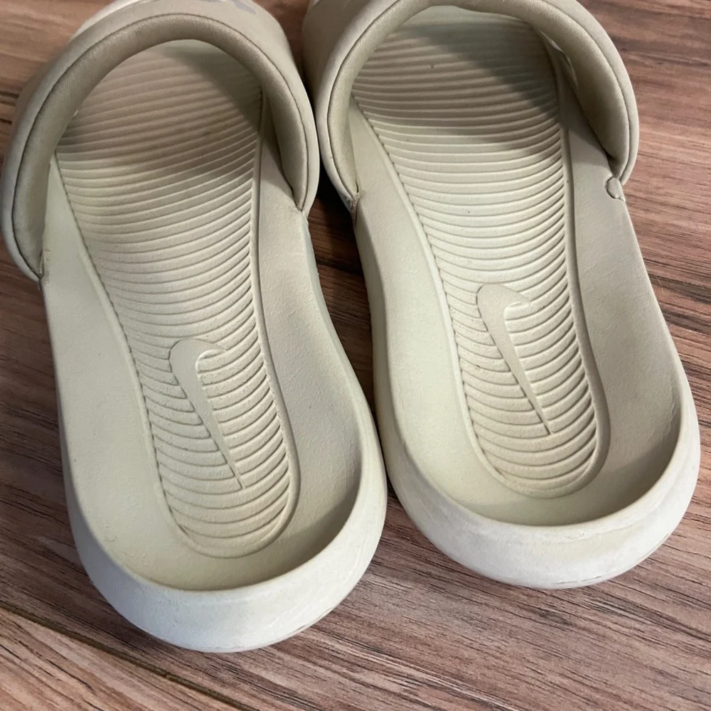 🔥Men’s Nike Slides Size  12 Tan/White Victory One